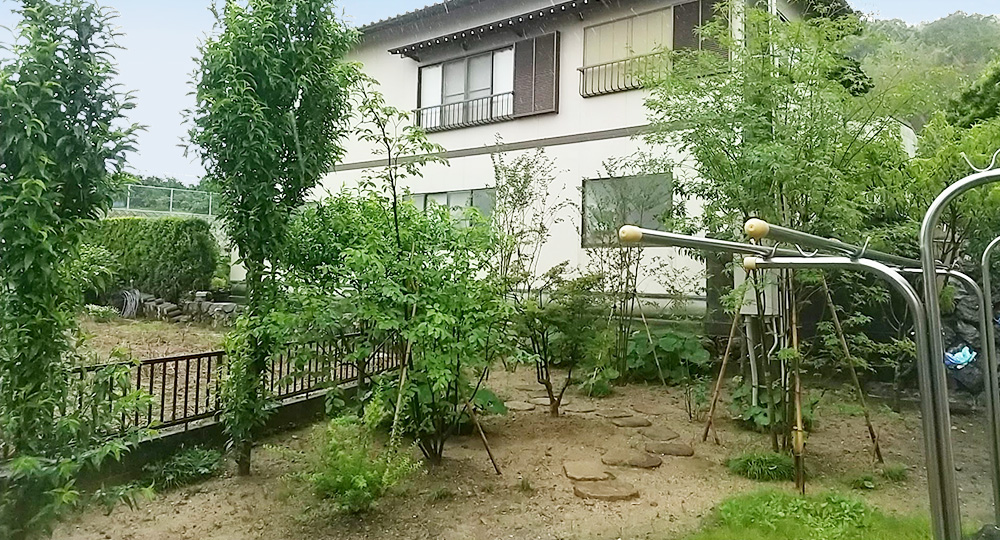 好きな花桃や雑木を植えて家の中から見える四季を楽しみたい